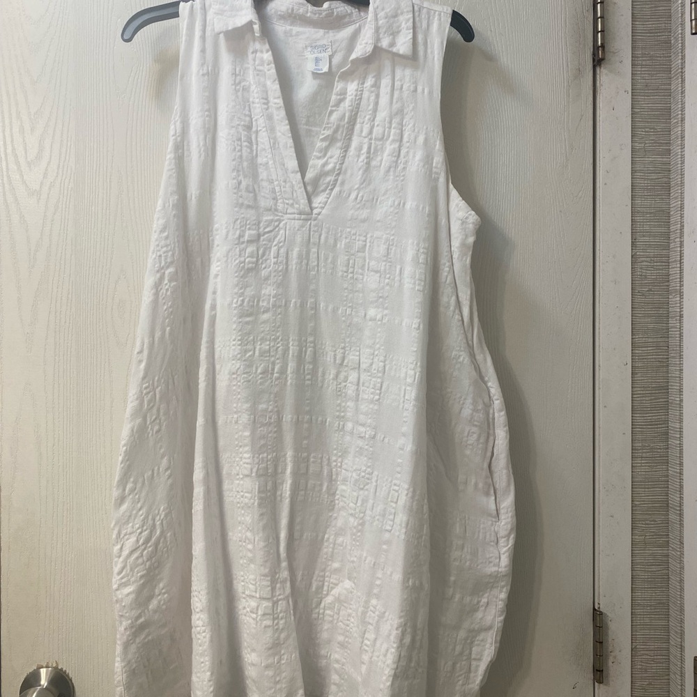 White Sleeveless Textured Dress with pockets